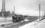 18 534 (Bw Osnabrück Hbf) passiert mit D 94 nach Köln die Hochofenanlage der Klöcknerhütte in Hagen-Haspe. (11.02.1934) <i>Foto: DLA Darmstadt</i>