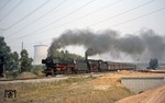 043 652 + 044 682 befördern den "langen Heinrich" Gdg 5064 (4000 t-Zug) bei Hanekenfähr. Hinten die Kulisse des Atomkraftwerks von Lingen. Für den Heizer der kohlegefeuerten Zuglok war es sicherlich kein Vergnügen mit anzusehen, wie sein Vordermann nur "am Rad drehen" musste, um den Kesseldruck der ölgefeuerten Vorspannlok konstant zu halten, während er von Emden bis Rheine konstant schippen musste. (28.08.1973) <i>Foto: Wolfgang Bügel</i>