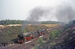 043 100 + 043 652 vor dem 4000 t Erzzug Gdg 5064 im bekannten Lathener Einschnitt.  (29.08.1973) <i>Foto: Wolfgang Bügel</i>