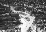 Blick auf den Frankfurter Hauptbahnhof, der nach Hamburg Hbf die zweitmeisten Fahrgäste in Deutschland verzeichnet und aufgrund seiner Lage in der Mitte Deutschlands als wichtigste Verkehrsdrehscheibe im deutschen Zugverkehr gilt. (1932) <i>Foto: RVM</i>