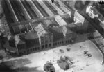 Der Bahnhof "Cassel Hbf" wurde zwischen 1851 und 1856 nach Entwürfen des kurhessischen Oberbaumeisters Gottlob Engelhard im Stile des romantischen Klassizismus erbaut. Anfang des 20. Jahrhunderts wurde der Bahnhof durch Um- und Ausbauten erweitert. Im Zweiten Weltkrieg wurde das Bahnhofsgebäude durch Bombenangriffe stark beschädigt. Von 1952 bis 1960 erfolgte der Wiederaufbau im Stil der 1950er Jahre unter Beibehaltung und Restaurierung einiger erhaltener Bauteile. Mit Inbetriebnahme der Neubaustrecke Hannover - Würzburg verlor der alte Hauptbahnhof seine Bedeutung im Fernverkehr. (1928) <i>Foto: RVM</i>
