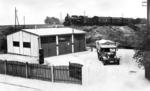 Ein Personenzug mit einer Lok der Baureihe 56.2 passiert den neuen Lkw-Stützpunkt der Deutschen Reichsbahn bei Leipzig. (1934) <i>Foto: RVM</i>
