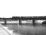 Ein Personenzug mit einer unbekannten P 8 (Baureihe 38.10) am Spreeufer auf der Berliner Stadtbahn am Humboldthafen. (1957) <i>Foto: RBD Berlin</i>