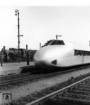 Der Kruckenberg´sche Schienenzeppelin überholt auf einer Präsentationsfahrt zwischen Hannover und Lehrte die 55 3592.  (10.05.1931) <i>Foto: RVM</i>
