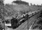 Die neu zum Bw Stuttgart-Rosenstein angelieferte 41 187 vor einem Meßzug am Einfahrsignal von Jungingen auf der Schwäbischen Alb nahe Ulm. (07.06.1939) <i>Foto: RVM-Filmstelle Berlin</i>