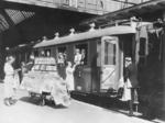 Zeitungsverkauf am Zug. (1929) <i>Foto: RVM</i>