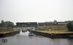 Von der Bundesstraße 70 aus war die Küstenkanalschleuse bei Dörpen ein leicht auszumachendes Fotoobjekt auf der Strecke Rheine - Emden, die gerade von 012 081-6 (01 1081) vor D 1339 überquert wird. (30.08.1973) <i>Foto: Wolfgang Bügel</i>