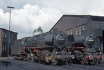 Die Emder 043 315-1 (44 1315) und die Rheiner 012 077-4 (01 1077) im Bw Emden. (31.08.1973) <i>Foto: Wolfgang Bügel</i>