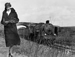 Beim Spaziergang an einem unbekannten Bahndamm wurde diese elegante Dame mit einer pr. P 8 fotografiert.  (1937) <i>Foto: Privatfoto</i>