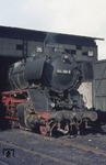 044 199-8 (44 199) wurde am 20.08.1940 zum Bw Altenhundem ins Sauerland abgeliefert und behielt bis zu ihrer Ausmusterung am 18.09.1974 ihre Umlaufschürze. Aufnahme am Schuppen des Bw Emden. (31.08.1973) <i>Foto: Wolfgang Bügel</i>