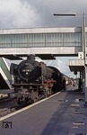 042 096-8 (41 096) im "neuen" Emdener Hauptbahnhof. Auf dem Gelände des ehemaligen Bahnhofs Emden-West entstand der neue Emdener Hauptbahnhof, der 1971 eingeweiht wurde. Wegen des weichen Marschbodes wurden die einzelnen Gleise nicht durch einen Fußgängertunnel, sondern über eine Überführung verbunden. (31.08.1973) <i>Foto: Wolfgang Bügel</i>