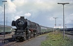012 101-2 läuft vor D 715 in den Emdener Hauptbahnhof ein. (31.08.1973) <i>Foto: Wolfgang Bügel</i>