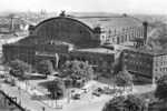 Der Anhalter Bahnhof ist ein ehemaliger Fernbahnhof in Berlin. Er lag am Askanischen Platz, an der Stresemannstraße in Kreuzberg in der Nähe des Potsdamer Platzes. Er wurde als Kopfbahnhof direkt vor den Toren der Berliner Zollmauer angelegt. Heute erinnern nur noch die Portalruine und der unterirdische S-Bahnhof an den einst weithin berühmten Bahnhof. Im Volksmund wurde er kurz „Anhalter“ oder „Das Tor zum Süden“ genannt. Der Name des Bahnhofs bezieht sich auf die Provinz Anhalt, heute Teil des Bundeslandes Sachsen-Anhalt. Vor dem Ersten Weltkrieg war der Anhalter Bahnhof der wichtigste Fernbahnhof für die Eisenbahnverbindungen nach Österreich-Ungarn, Italien und Frankreich (Quelle: Wikipedia). (1932) <i>Foto: RVM</i>