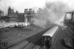 Ein F-Zug passiert die Anlagen der Zeche Alma an der Köln-Mindener Eisenbahn in Gelsenkirchen. Die Zeche war bis Ende der 1970er Jahre in Betrieb. (1959) <i>Foto: Willi Marotz</i>