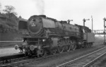 Die frisch vom Bw Wiesbaden nach Gießen umstationierte 01 115 wartet im Bahnhofsvorfeld ihrer neuen Heimat auf neue Aufgaben. (30.04.1961) <i>Foto: Gerhard Moll</i>