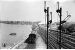 Blick auf den Bodenseedamm mit einem aus Lindau ausfahrenden Zug.  (1938) <i>Foto: RVM (Felten)</i>