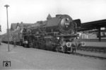 01 169 wartet vor D 84 nach Frankfurt im Bahnhof Gießen auf den Abfahrauftrag. (28.08.1961) <i>Foto: Gerhard Moll</i>