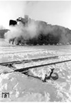 50 1582 wartet im Bahnhof Duisburg-Ruhrort Hafen auf Ausfahrt.  (21.01.1966) <i>Foto: Willi Marotz</i>