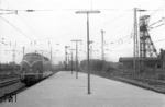 V 200 082 in Gelsenkirchen Hbf vor der Kulisse des Förderturms des Schachts Hibernia. (1961) <i>Foto: Willi Marotz</i>