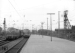 V 200 067 läuft in Gelsenkirchen Hbf ein, am Bahnsteig wartet V 200 082. Rechts der Förderturm des Schachts Hibernia. (1961) <i>Foto: Willi Marotz</i>