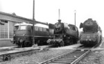 Lokparade im Bw Frankfurt-Griesheim anlässlich der Tagung des Bundesverbandes Deutscher Eisenbahn-Freunde (BDEF) mit 10 002, 66 002 und E 40 032. (28.06.1958) <i>Foto: Carl Bellingrodt</i>