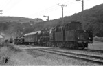 050 190-8 (50 190) an der Panzerverladerampe des Anschlusses Höddelbusch auf der Strecke Kall - Hellenthal in der Eifel.  (18.07.1975) <i>Foto: Joachim Bügel</i>