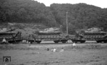 Unter den neugierigen Blicken der örtlichen Dorfjugend verzurren belgische Soldaten kriegerische Gefährte an der Panzerverladerampe in Höddelbusch/Eifel. (18.07.1975) <i>Foto: Joachim Bügel</i>