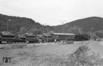 Der fertig gebildete Militärzug wartet mit 050 190-8 (50 190) an der Panzerverladerampe des Anschlusses Höddelbusch auf der Strecke Kall - Hellenthal in der Eifel auf Ausfahrt.  (18.07.1975) <i>Foto: Joachim Bügel</i>