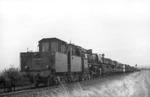 Die Gremberger 050 190-8 (50 190) als Schiebelok an einem belgischen Militärzug auf der Eifelbahn bei Euskirchen. (18.07.1975) <i>Foto: Joachim Bügel</i>