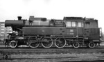 66 002 im Bw Frankfurt/Main 1. Die Lok wurde nach ihrer Ausmusterung von der Deutschen Gesellschaft für Eisenbahngeschichte gekauft und ist zur Zeit im Eisenbahnmuseum Bochum-Dahlhausen beheimatet. (28.06.1958) <i>Foto: Carl Bellingrodt</i>