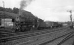 044 596-5 (44 596) wartet mit ihrem Nahgüterzug Ng 63170 nach Gremberg im Bahnhof Au an der Sieg auf Ausfahrt.  (17.07.1975) <i>Foto: Joachim Bügel</i>