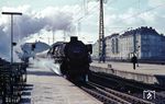 012 088 hingegen verlässt mit E 2101 nach Westerland den Bahnhof Hamburg-Altona. (08.1968) <i>Foto: Uwe Jens Jansen</i>
