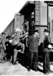 Deutsche Gebirgsjäger der 4. Gebirgsdivision auf dem Weg zum nächsten Einsatz.  Die 4. Gebirgsdivision war u.a im Kaukasus an der Eroberung des 5600 m hohen Elbrus beteiligt. (1942) <i>Foto: RVM (Korte)</i>