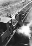 Umladen von Bauschutt von der Werkbahn des Bauunternehmens A.L. Rottland in offene Güterwagen der Reichsbahn im Bahnhof (Kerpen-) Buir an der Strecke Köln - Aachen. (1932) <i>Foto: RBD Köln (Felten)</i>