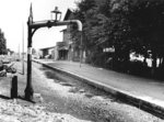 Demontierte Gleisanlagen im Bahnhof Woldegk an der Strecke Neustrelitz - Pasewalk, nur der Wasserkran wurde verschont. Insgesamt sollen nach 1945 in der damaligen Sowjetischen Besatzungsszone (SBZ) ca. 11.800 km Gleise, darunter 6.300 km zweigleisige Strecken demontiert worden sein, wodurch sich das Schienennetz faktisch halbierte. (25.08.1949) <i>Foto: String</i>
