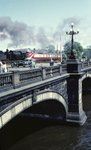 Vorfrühling auf der Lombardsbrücke in Hamburg: Ein VT 11 nach Altona kreuzt einen Güterzug mit einer unbekannten 41er und der Harburger 93 982. (04.1960) <i>Foto: Walter Hollnagel</i>