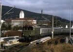 Vor ihrer planmäßigen Abstellung durfte Museumslok E 44 119 nochmals 2 Zugpaare von Lichtenfels nach Sonneberg befördern. Hier verlässt sie mit Regionalbahn 20571 nach Lichtenfels den Bahnhof Sonneberg in Thüringen. (18.02.2001) <i>Foto: Wolfgang Bügel</i>