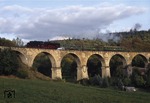 44 1093 mit einem Sonderzug auf dem 171 m langen Viadukt bei Sonneberg-West auf dem Weg nach Eisfeld. (09.10.1992) <i>Foto: Wolfgang Bügel</i>