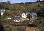 Im Rahmen einer Plandampfveranstaltung verkehrte 95 1016-5 (95 016) mit einem Leergüterzug zwischen Probstzella und Sonneberg, hier in der Ausfahrt aus Lauscha in Thüringen. (09.10.1992) <i>Foto: Wolfgang Bügel</i>