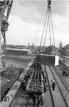 Verladung von Maschinenteilen mittels eines DEMAG 200 t Schiffskran im Hamburger Hafen.  (24.04.1959) <i>Foto: Walter Hollnagel</i>