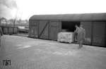 Umschlag einer offensichtlich wichtigen Kiste mit Maschinenteilen nach Taipeh von der DB zum Schiff im Hamburger Hafen in Anwesenheit eines "wichtigen" Herrns der Direktion. (24.04.1959) <i>Foto: Walter Hollnagel</i>