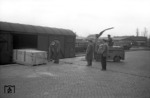 Umladung von Maschinenteilen nach Taipeh von der DB aufs Schiff im Hamburger Hafen. (24.04.1959) <i>Foto: Walter Hollnagel</i>