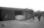 Umladung von offenkundig wichtigen Maschinenteilen nach Taipeh, die im Hamburger Hafen unter den strengen Augen eines Direktionsbeamten aufs Schiff umgeladen werden. (24.04.1959) <i>Foto: Walter Hollnagel</i>