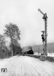 Eine unbekannte 56.20 durcheilt am Sylvestertag des Jahres 1939 den verschneiten Bahnhof Friedrichsruh auf der Fahrt von Hamburg nach Büchen. (31.12.1939) <i>Foto: Walter Hollnagel</i>