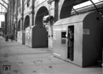 Um der Problematik der durch Kriegseinwirkungen verlorengegangener Diensträume gerecht zu werden, ging die Reichsbahn ab 1944 dazu über, standardisierte  Kauen - im Aufbau gedeckten Güterwagen ähnelnd - zu produzieren. Hier dienen sie im ausgebombten Potsdamer Bahnhof von Berlin u.a. dem Aufsichtsbeamten des Bezirks II als neue Unterkunft. (03.1945) <i>Foto: Walter Hollnagel</i>