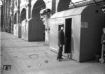 Not macht erfinderisch: Mit der Ausbombung der Bahnhöfe wurden fehlende Räumlichkeiten durch standardisierte Kauen ersetzt, wie hier im Potsdamer Bahnhof in Berlin. (03.1945) <i>Foto: Walter Hollnagel</i>