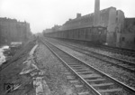 Durch die vom Krieg schwer gezeichnete Häuserkulisse fährt ein S-Bahnzug nahe des S-Bahnhaltepunkts Berlin-Wedding.  (03.1945) <i>Foto: Walter Hollnagel</i>