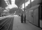 Behelfsbauten in der kriegszerstörten Halle des Bahnhofs Hamburg-Altona.  (11.1944) <i>Foto: Walter Hollnagel</i>