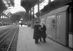 Noch herrscht für den Fotografen gestellte gute Laune, während sich die Bahnhofshalle in Hamburg-Altona doch recht ramponiert zeigt. (11.1944) <i>Foto: Walter Hollnagel</i>