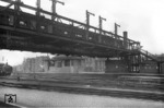 Die imposante Signalbrücke in der Bahnhofsausfahrt von Hamburg-Altona hatte anscheinend alle Kriegseinwirkungen schadlos überstanden. (11.1944) <i>Foto: Walter Hollnagel</i>